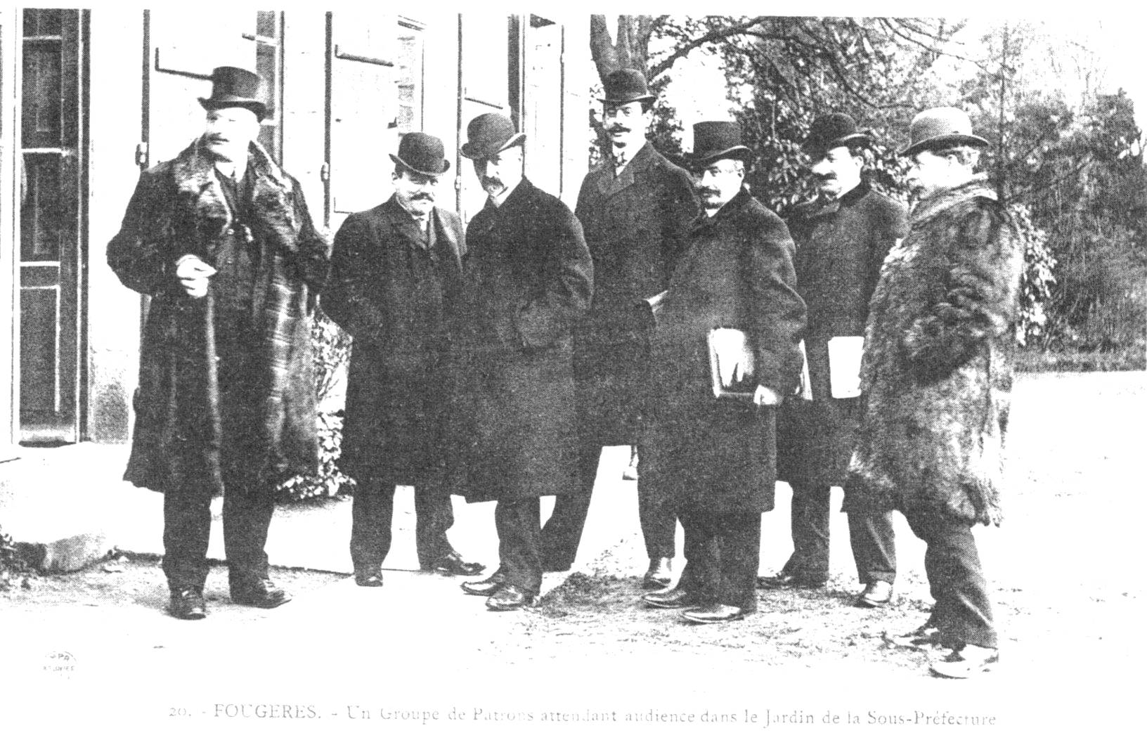 Un groupe patronal dans le jardin de la sous prefecture